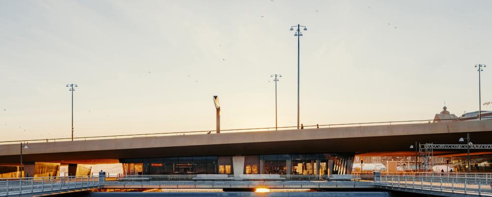 Exteriörvy under Guldbron, sett från Vattentorget.