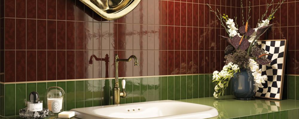 En nostalgisk kakelserie i mindre format (5×15 cm) med glansig yta och mustiga jordnära retrofärger som Miele, Ambra, Tabacco, Mogano (burgundy), Ottanio och Bosco. Med inspiration av 1930-talets Rimini och Federico Fellinis Amarcord ger de små rektangulära plattorna möjlighet till kreativa mönsterläggningar. Den glaserade V2-ytan innebär lätta färgvariationer som skapar levande, naturliga skiftningar. Serien är tillverkad i porcelanato (granitkeramik), vilket gör den slitstark och färgbeständig. Plattorna innehåller 47 procent återvunnet material. Foto: Höganäs Kakel