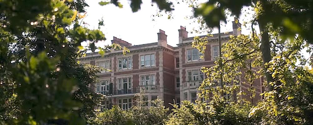 Battersea Park ligger i sydvästra London och är ett av stadens större grönområden. Området kring Battersea har genomgått omfattande stadsutveckling under de senaste åren, bland annat genom omvandlingen av Battersea Power Station och ett ökat antal exklusiva bostadsprojekt. Lägenheten har totalrenoverats med fokus på naturliga material, specialritad inredning och en sammanhängande design. OBS! Det finns flera bilder av bostadens interiör i slutet av artikeln. Foto: James Retief
