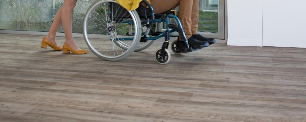 Gerflor har utvecklat kompletta lösningar för vårdmiljöer där varje detalj samverkar – golv, väggskydd, ledstänger och hygieniska skarvar mellan ytor.