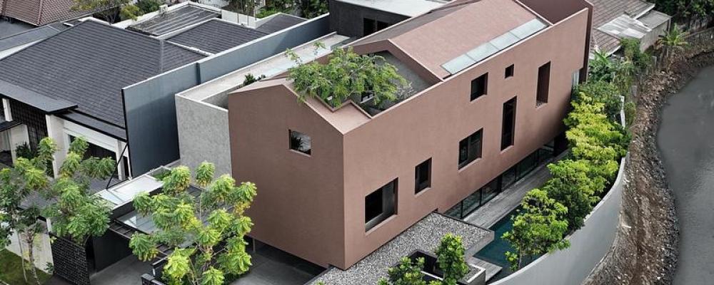 Planlösningen utgår från en central kärna med ett stort vardagsrum och matrum. Denna del fungerar som hemmets sociala nav och är utformad för att kunna användas både vid mindre middagar och större sammankomster. OBS! Det finns fler bilder av interiören i slutet av artikeln.  Foto: Mario Wibowo