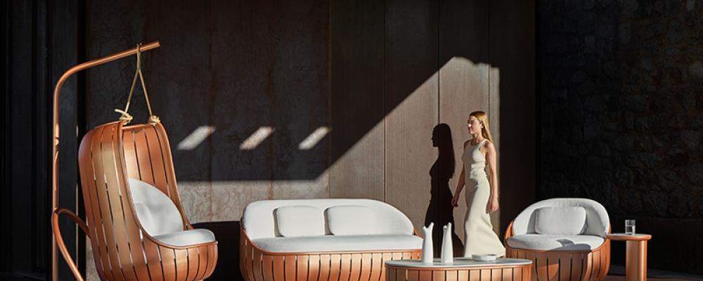 Med kollektionerna Arena, Lademadera och Onsen utforskar företaget träets uttryck, mjuka former och geometriska linjer med fokus på material och funktion. Pressbild: Gandiblasco