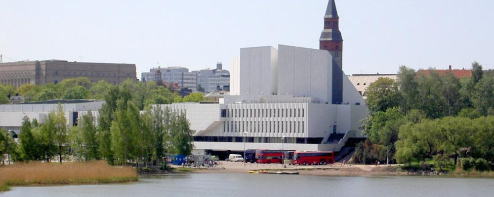 Finlandiahuset är ett av de tretton byggnadsverk som ingår i helheten Aalto Works, vilken Finland har nominerat till Unescos världsarvslista. Nomineringen lämnades in till Unesco i februari 2025 och ett slutligt beslut väntas fattas under 2026. Enligt den ansökan som Museiverket arbetat med sedan 2022 har Alvar Aaltos arkitektur spelat en central roll i utvecklingen av den finländska välfärdsstaten. Byggnaderna och de arkitektoniska miljöerna anses ha bidragit till människors välbefinnande och samhällsutveckling på ett sätt som har haft betydelse långt utanför Finlands gränser och påverkat den internationella utvecklingen inom modern arkitektur. I Aalto Works representerar Finlandiahuset Aaltos vision om kultur- och kongressbyggnaden som en mötesplats för konst, samhällsliv och internationellt utbyte. Foto: Wikipedia Commons Lic. Kredit:  Istvánka using CommonsHelper.
