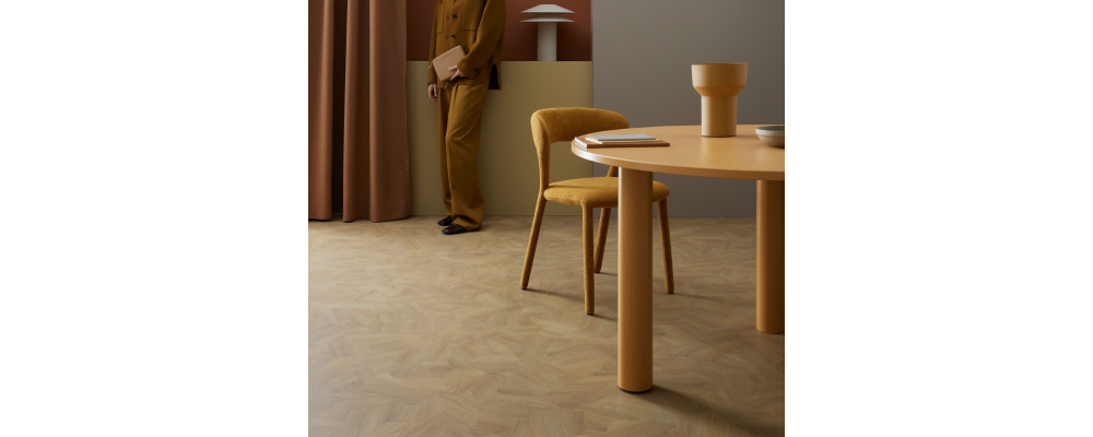 En mönsterlagd trädesign i varma toner i kombination med hållbarheten hos ett vinylgolv som kan lösläggas och återvinnas samlar många trendpoäng i år. I Modul’up-serien finns ett stort urval av trämönster såsom plank, fiskbens- och industriparkett i olika färgnyanser. Den heterogena mattan passar fint i högtrafikerade miljöer genom sin slitstyrka och städbarhet, samt en möjlig decibelbaksida för god akustik. Foto: Forbo