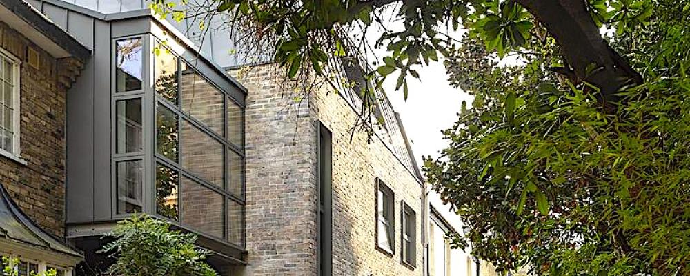 London Solar House omfattar cirka 209 kvadratmeter boyta. Projektet färdigställdes 2024 i Primrose Hill i London. Solpanelerna är integrerade i taket och kompletteras av ett batteri på 13 kilowatt. Foto: Archi-Tectonics NYC LLC, kredit: Nick Kane