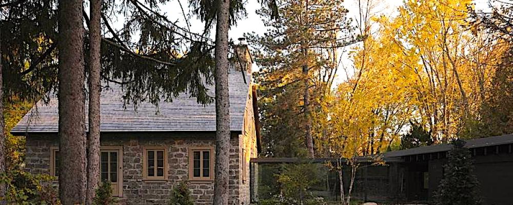 Maison Aubé är ett kulturhistoriskt bostadshus i Saint-Eustache i provinsen Québec i Kanada. Byggnaden uppfördes 1811 och tillhör kategorin Maison des Patriotes, som förknippas med den historiska patriotrörelsen i Nedre Kanada under 1800-talet. Arkitektkontoret yh2 har tidigare belönats med ett flertal nationella och internationella priser för projekt som kombinerar samtida arkitektur med kulturhistoriskt bevarande. Obs! Det finns fler bilder från interiören i slutet av artikeln. Foto: Maxime Brouillet