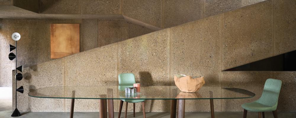 River-bordet med stomme i amerikansk valnöt och glasbordsskiva. Bordet är designat av Marco Spatti. Foto: Andrea Ferrari