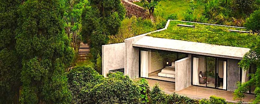 ZOLAND·Emei-huset i kinesiska Emeishan har utformats för att smälta samman med det omgivande bergslandskapet. Lokala naturmaterial, traditionell kinesisk byggnadskultur och modern arkitektur skapar tillsammans en hotellmiljö där naturen står i centrum. OBS! Det finns fler bilder av interiören i slutet av artikeln. Foto: Jonathan Leijonhufvud/Studio J. Bridgland.