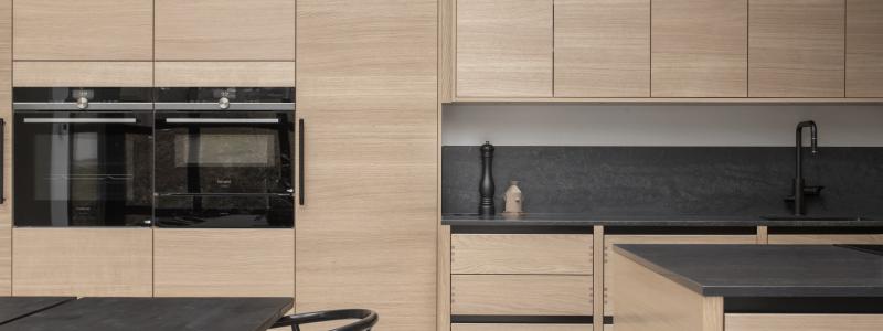 I Nordic Creation förenas de bästa av hantverkstraditioner med ett elegant skandinaviskt designspråk. Nordic Creation tillverkas av massiv ek, ett underhållsfritt och slitstarkt material som får en vacker ådring och patina som vittnar om tidens gång. Foto: HTH Nordic Creation