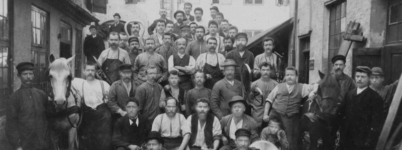 Arbetare på Fritz Hansen & Co 1896. Foto: Fritz Hansen