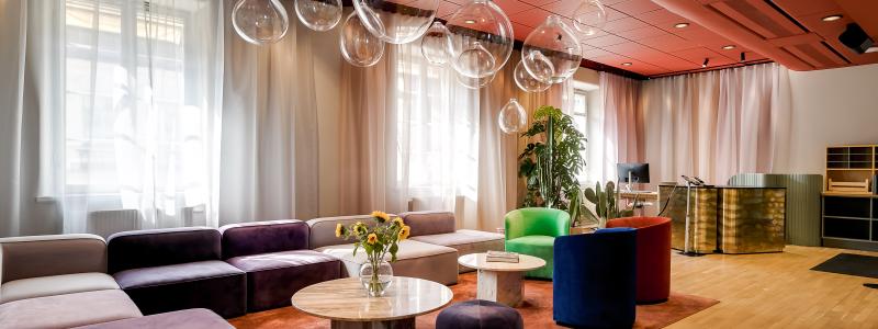 Skulpturala glasinstallationer ger en unik och fördjupad atmosfär, och gardinerna bidrar med en ombonad känsla