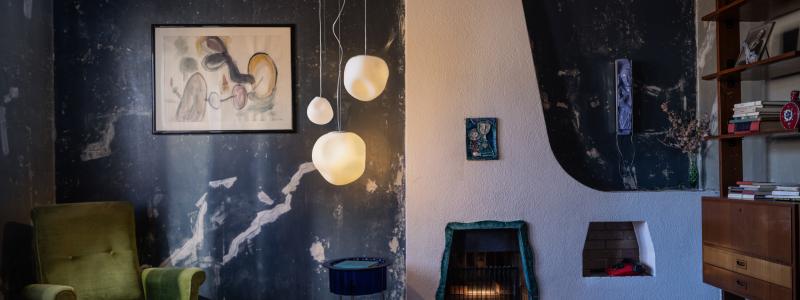 Hoba tillverkas i rustikt blåst opalglas vars form för tankarna till organiska meteoritstenar  Foto: Foscarini