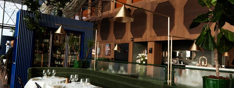 Brasserie Hotel Draken. Den storskaliga drake av metallväv som hänger i taket har belysts med åttio strålkastare. 
Foto: Tania Susulovska