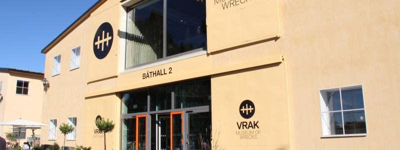 Entrén till Vrak vid invigningen i höstas. Byggnaden är ett båthus i betong från 1941 ritat av arkitekt Paul Hedqvist och som byggts om till museum. Vrak är en del av SMTM, Statens maritima och transporthistoriska museer.