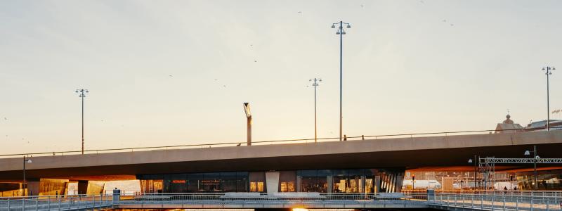 Exteriörvy under Guldbron, sett från Vattentorget.