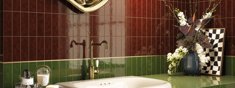 En nostalgisk kakelserie i mindre format (5×15 cm) med glansig yta och mustiga jordnära retrofärger som Miele, Ambra, Tabacco, Mogano (burgundy), Ottanio och Bosco. Med inspiration av 1930-talets Rimini och Federico Fellinis Amarcord ger de små rektangulära plattorna möjlighet till kreativa mönsterläggningar. Den glaserade V2-ytan innebär lätta färgvariationer som skapar levande, naturliga skiftningar. Serien är tillverkad i porcelanato (granitkeramik), vilket gör den slitstark och färgbeständig. Plattorna innehåller 47 procent återvunnet material. Foto: Höganäs Kakel