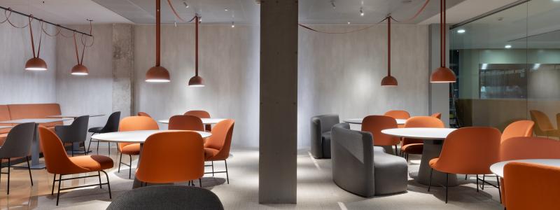 Lokalen behövde anpassas för att möjliggöra både enskilt arbete och gemensamma middagsaktiviteter. Foto: Vibia