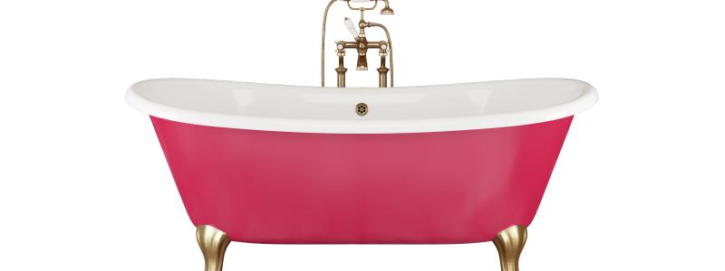Varje år presenterar Devon&Devon någon av sina mest ikoniska produkter i den av Pantone utnämnda årets färg – Viva Magenta, en crimsonröd i perfekt balans mellan varma och kalla toner. Okonventionell, vital och dynamisk. Här är lyxiga gjutjärnskaret Admiral 
i årets färg. Foto: Devon& Devon