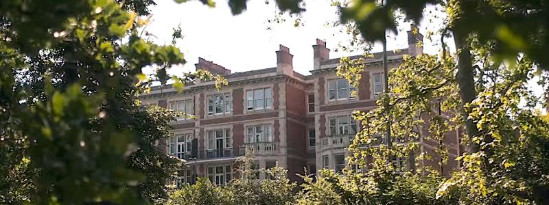 Battersea Park ligger i sydvästra London och är ett av stadens större grönområden. Området kring Battersea har genomgått omfattande stadsutveckling under de senaste åren, bland annat genom omvandlingen av Battersea Power Station och ett ökat antal exklusiva bostadsprojekt. Lägenheten har totalrenoverats med fokus på naturliga material, specialritad inredning och en sammanhängande design. OBS! Det finns flera bilder av bostadens interiör i slutet av artikeln. Foto: James Retief