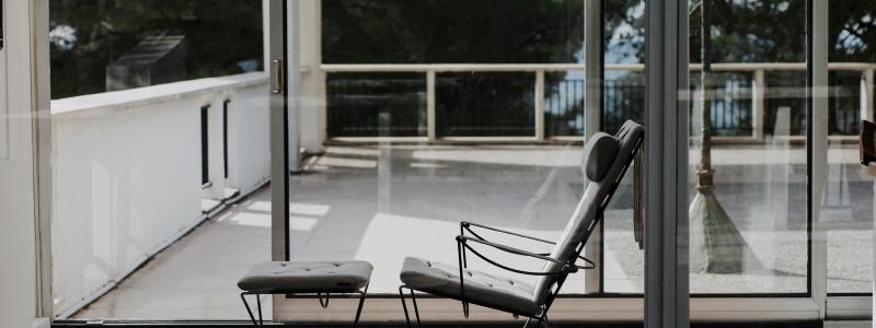 Namnet Spark syftar till den traditionella snösparken, vilken fåtöljen inte är helt olik. På engelska ger namnet också bilder av gnistor, kanske från en öppen spis, vilket inte är en dålig konnotation när det berör en loungestol med fotstöd. Bild: Massproduction