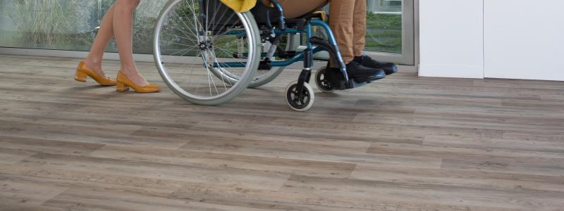 Gerflor har utvecklat kompletta lösningar för vårdmiljöer där varje detalj samverkar – golv, väggskydd, ledstänger och hygieniska skarvar mellan ytor.