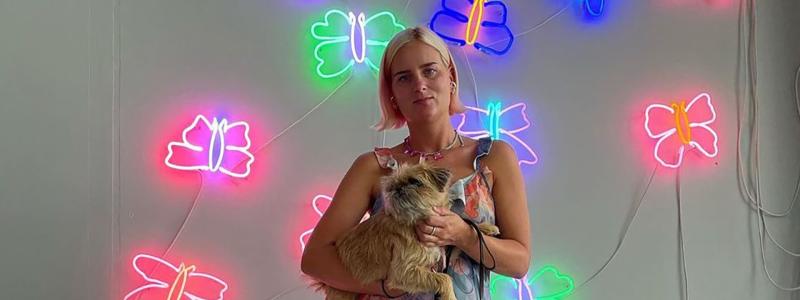 Neonkonstnären Josefin Eklund framför sitt verk Flower. Foto: Designtorget