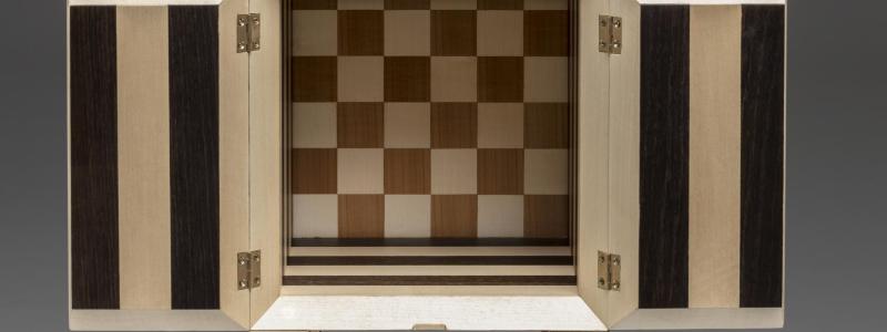 Scacco Matto, ett skåp som kombinerar grafisk noggrannhet med hantverksskicklighet. Foton: Arthur Arbesser / Laila Pozzo