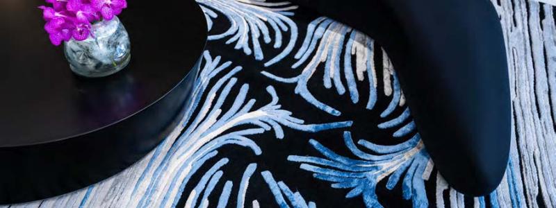 Knotted Waves är en oval, handgjord matta skapad av designern Zaha Hadid och producerad av italienska Illulian. Mattan är ett dynamiskt flöde av linjer och uttrycksfulla kurvor i silke och ull. Den fantasirika mattan kan nu ses på Zaha Hadid Architects designgalleri i London. Foto Illulian