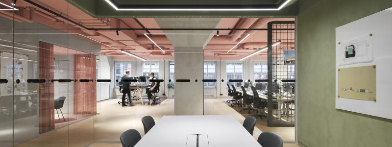 Mycket av inredningen är återbrukad från Tengboms förra kontor, bland annat alla mötesbord och stolar. I nästintill samtliga mötesrum är den genomgående kulören grön.
Foto: Felix Gerlach