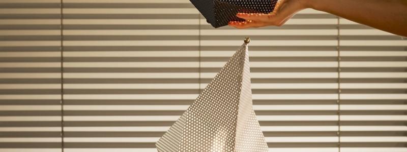 Bagdad Portable Lamp finns i tre färger: Svart, Vit och International Orange foto Gubi