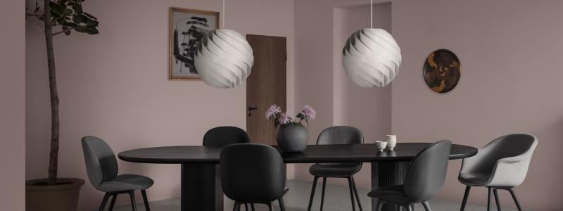 Matsalsstolarna Bat och Beetle och eleganta bordet Epic and Moon. Foto: GUBI