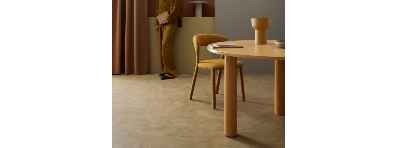 En mönsterlagd trädesign i varma toner i kombination med hållbarheten hos ett vinylgolv som kan lösläggas och återvinnas samlar många trendpoäng i år. I Modul’up-serien finns ett stort urval av trämönster såsom plank, fiskbens- och industriparkett i olika färgnyanser. Den heterogena mattan passar fint i högtrafikerade miljöer genom sin slitstyrka och städbarhet, samt en möjlig decibelbaksida för god akustik. Foto: Forbo