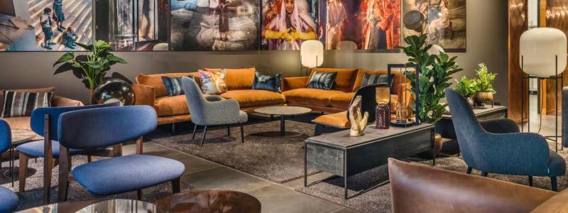 På Clarion Hotel Draken i Göteborg är inredningen spektakulär och spelar en nyckelroll i hotellets inbjudande och kreativa miljö. Ljussättningen med en diskret allmänbelysning framhäver både konst och andra dekorativa element. Bakom design- och inredningskoncept till hotellets publika delar står den svenska designbyrån Stylt.
Foto: Erik Nissen Johansen