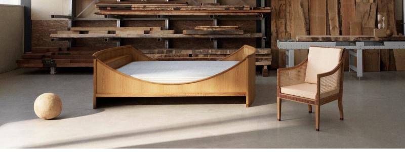 The Spherical Bed och The English Chair med design av Kaare Klint (1888–1954). Foto: CARL HANSEN & SØN