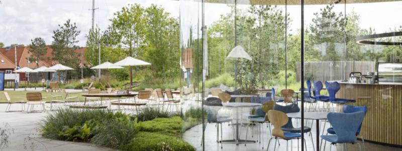 Fritz Hansens utomhuskollektion mitt i  Operaparkens blomstrande natur. Foto: Fritz Hansen
