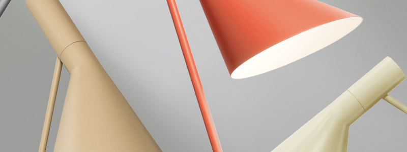 Den nya färgpaletten i AJ-lampserien inkluderar Warm Sand, Soft Yellow, Dusty Blue, Warm Grey och Electric Orange. Foto: Louis Poulsen