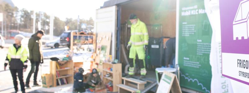 Mobil KLC Maxi på plats i Orminge Centrum 2022. Här skänks bland annat böcker, leksaker och husgeråd bort i fyndhörnan. Foto:  Nacka Vatten Avfall