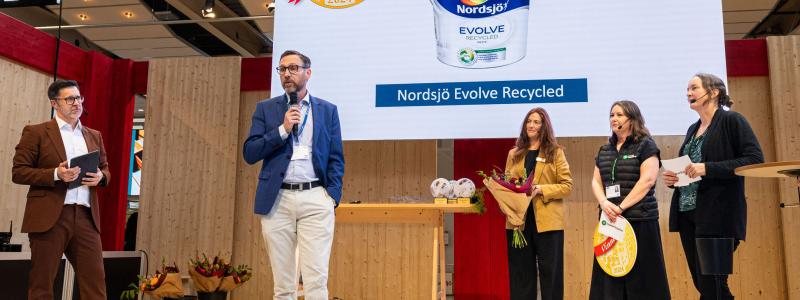 Återvunnen färg i ny färg knep årets guldmedalj. Foto: Jens Reiterer
