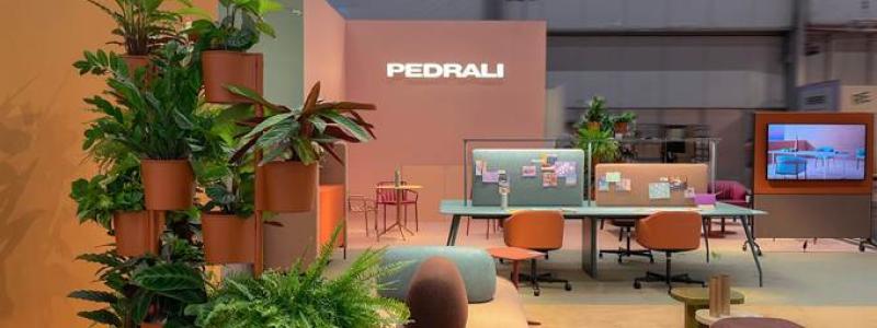 Den 5–6 november 2025 visade Pedrali sina senaste kollektioner på monter B11 – hall 5, inom RAI Amsterdam, i Zuidas-distriktet. Pressbild: Pedrali