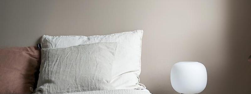 Toad är en bordslampa som ger ifrån sig ett dämpat ljus. Lampan har en skärm i handblåst glas och en bas tillverkad av böjd ekplywood. Foto: Himmee