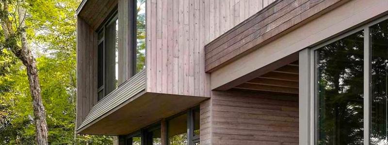 The Counter-Slope House färdigställdes 2024 och tilldelades 2026 års Excellence Award in Architecture av Québecs arkitektförbund. Projektet har uppmärksammats för sin starka anpassning till den naturliga terrängen och för att minimera påverkan på det omgivande landskapet genom en uppdelad byggnadsstruktur och begränsade markarbeten. Obs! Det finns fler bilder av interiören i slutet av artikeln. Foto: Maxime Brouillet