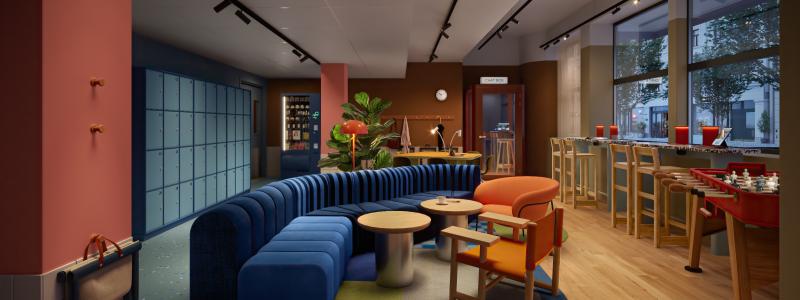 Återvunnet material har prioriterats på hotellet, till exempel stolar tillverkade av kaffesump och bordsskivor av återvunna textilier. Foto: Scandic