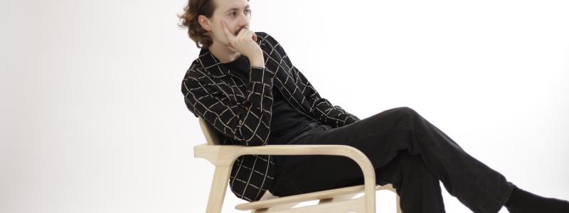 På bild: Möbeldesigner & Produktutvecklare Simon Sandkvist.