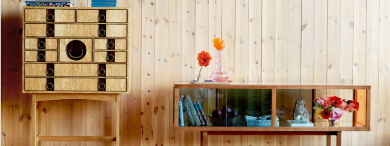 Jag ville skapa ett vitrinskåp som man kan möblera med och som har flera funktioner. Kvintett kan med fördel stå mitt i ett rum och användas som ett sideboard, säger Eva Schildt, formgivare. Foto: Svenskt Tenn