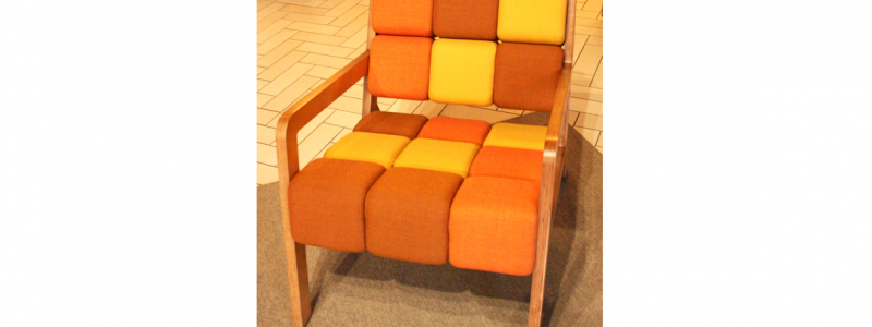I Sugar har Emil Ahlgren och Rebecca Wiik från Beckmans tänkt på fyllda kuber, som sockerbitar, och tillsammans med Johanson design 
skapat fåtöljen. Kuberna är klädda med textilrester från företaget. Elegant trä i stommen mot detta.