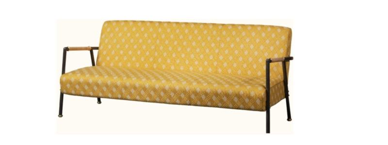 LODGE soffa. Texturerad och patinerad mässingsstruktur. Armstöd och handtag av massiv kork. Klädd med utomhustyg som är exklusivt tillverkat av Elitis. Foto:  PINTO