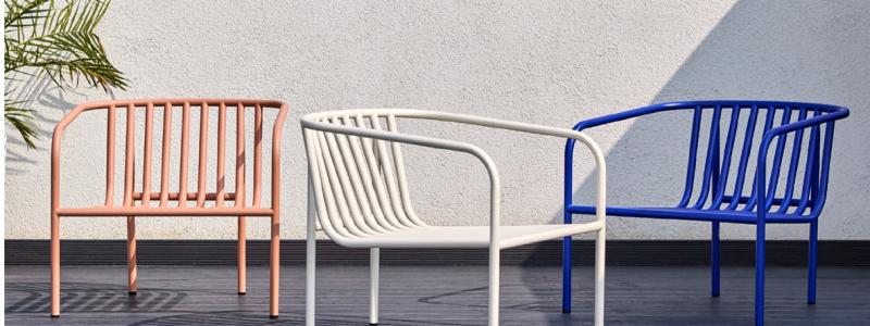 Soffa och fåtölj i tålig aluminium tillhör serien Bendt. Den färgstarka, pigga kulören är döpt till Indigo Blue.
Foto Brafab