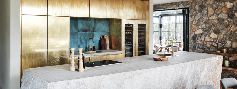 Köksön i granit väger nio ton och återfinns i projektet som vann Stenpriset 2023. Foto: Martine Lie Interior Concepts