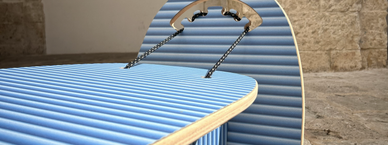 SurfInBench av Matteo Ragni, med mönstret Fetch, från Mare Nostrum-kollektionen av Abet Laminati. Pressbild: ABET LAMINATI