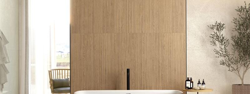 Woodline är en innovativ väggdekor med känsla av ribbpanel. Serien markerar rummet med skarpa linje och naturliga former. Finns som tre olika utföranden i toner av lönn, ek och valnöt. Foto: Golvabia